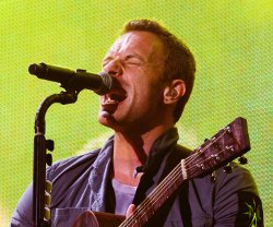 Chris Martin Coldplay Mundharmonika