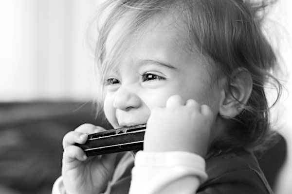 mundharmonika kleinkind blues harp spielen close shot