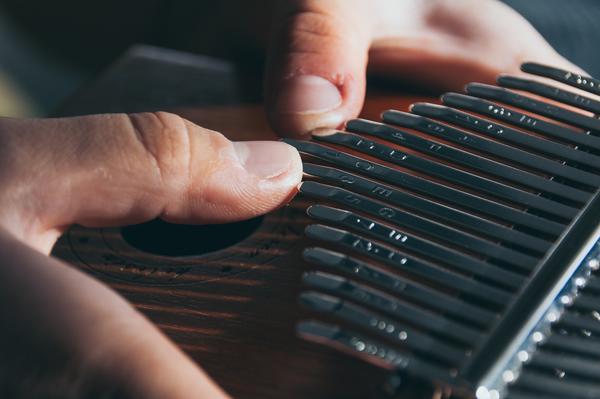 kalimba mit zwei fingern gespielt