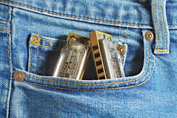 zwei blues harp mundharmonikas in jeans hosentasche