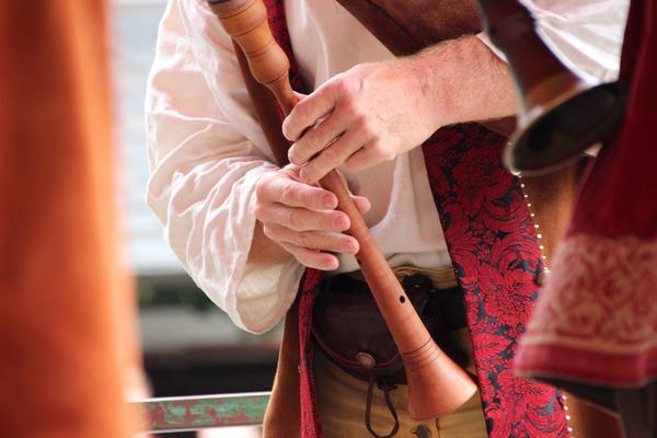 person spielt schalmei innerhalb eines musikumzugs