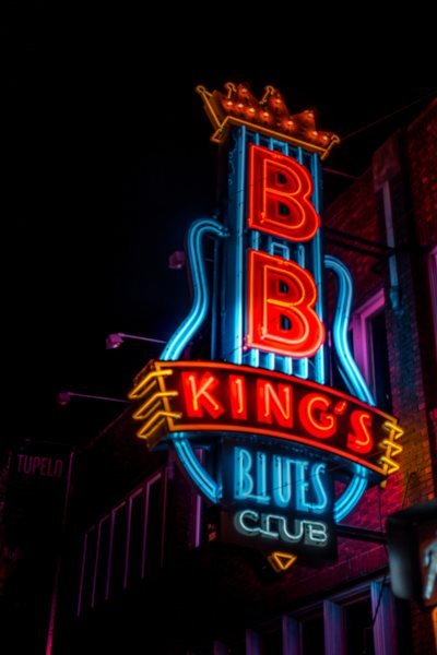 Leuchtreklame des BB King Clubs in Beal Street Memphis