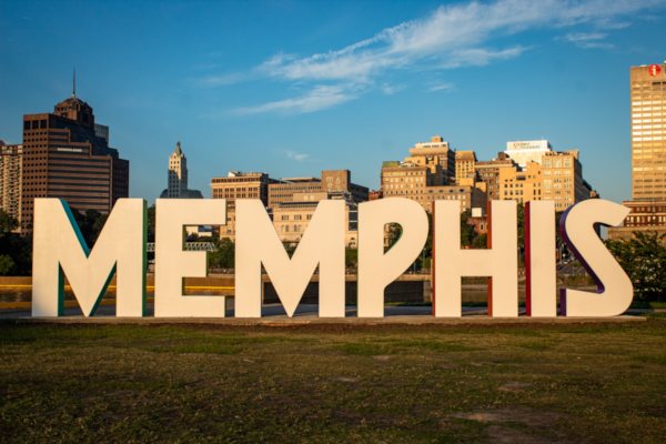 Stadbild von Memphis mit großen Buchstaben auf Grünanlage