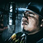 hip hop rap style junger mann vor mikrofon