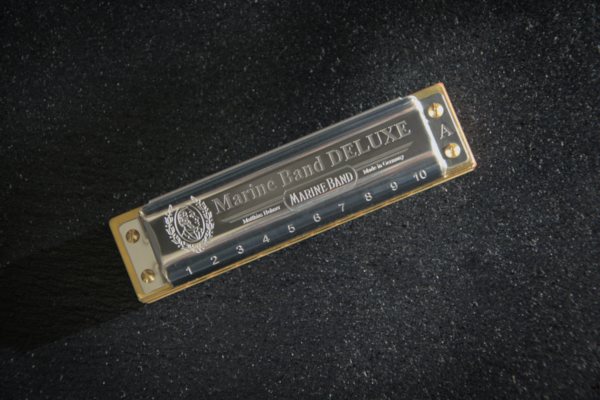 Hohner Marine Band Deluxe: Deckplatte der Vorderseite