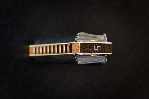 seitlich Aufschrift auf Holz-Körper LF Seydel Blues 1847 Classic Low Ansicht mit Körper und Deckelplatten