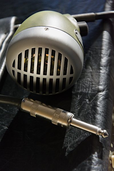 Shure 520 DX Green Bullet Mikrofon auf Verstärker liegend mit Klinkenstecker